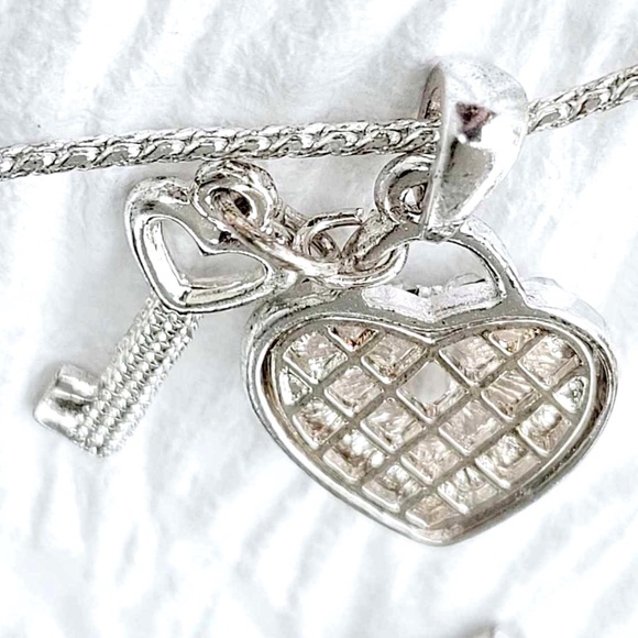 ๐๐ Vintage Key to Her Heart Silver Charm Pendant & Stud Earrings Set - Picture 4 of 9